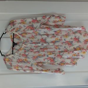 Women's floral top, would look great with jeans or casual slacks!